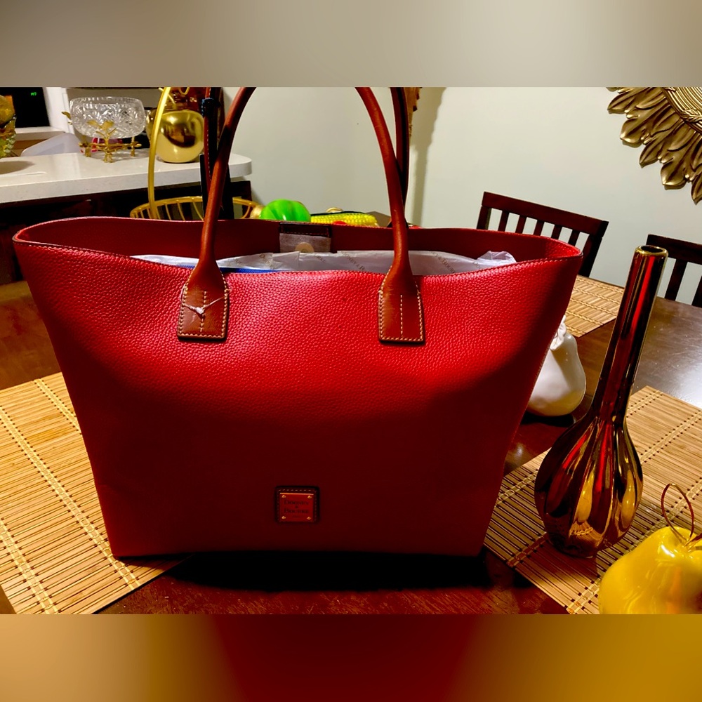 Beautiful Dooney&Bourke bag big and have a lot of space